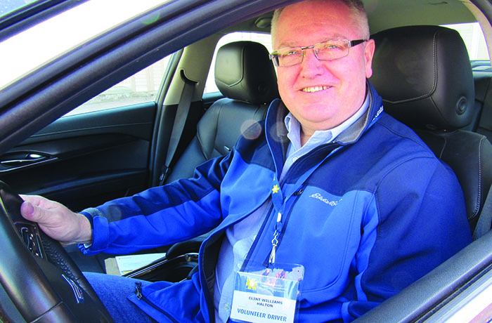 - Image d’un conducteur bénévole du service Roues de l’espoir de la Société canadienne du cancer.