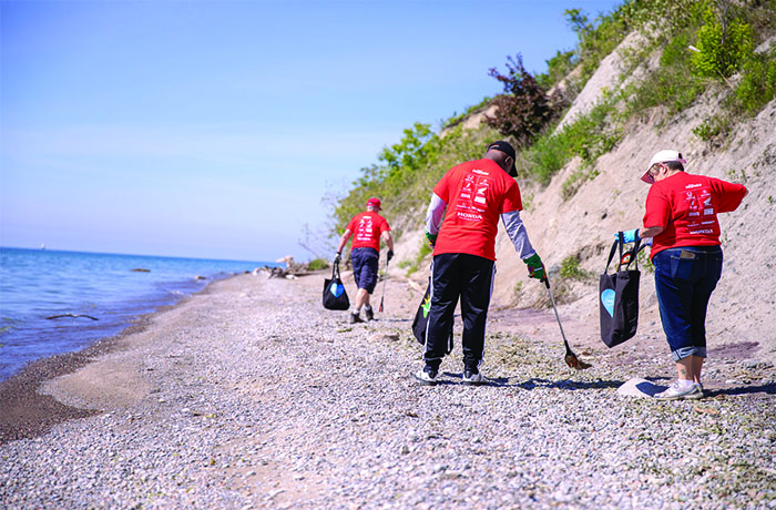 Image of Honda volunteers cleaning the lake